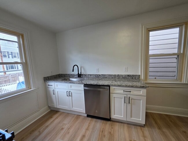 Newly Updated 3 bedroom 1 bathroom Apartment for Rent! - Newly Updated 3 bedroom 1 bathroom Apartment for Rent!