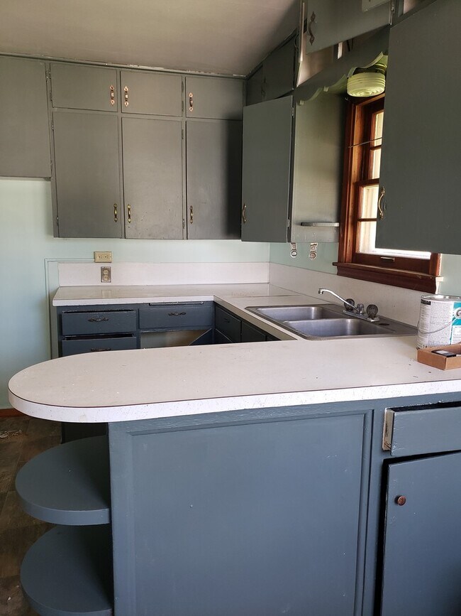 Building Photo - 4 Bedroom 2 Bathroom Single Family Home in...