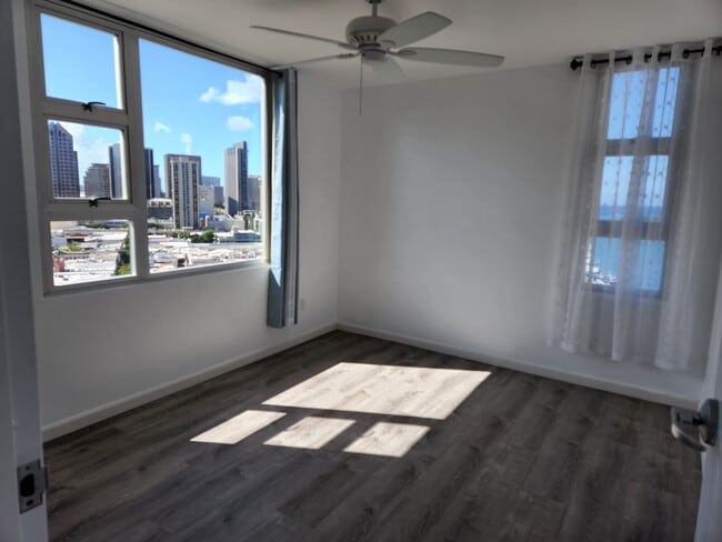 Master bedroom - 215 N King St