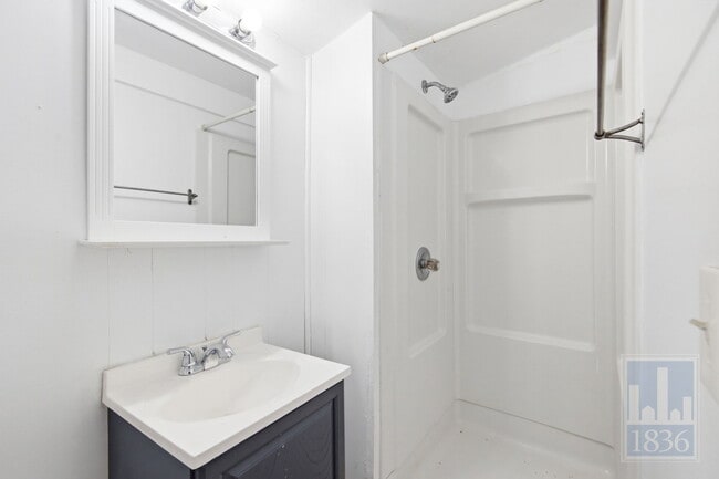 Building Photo - 1201 W 40th St