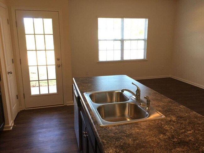 Foto del edificio - Two Story Townhome