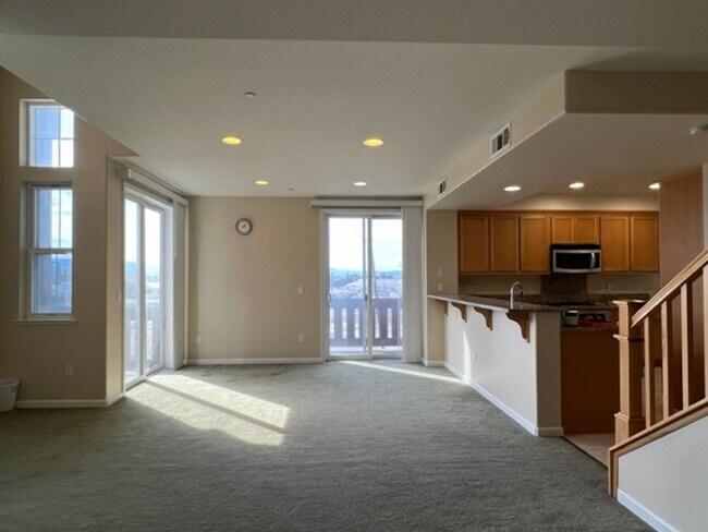 Foto del edificio - Immaculate 3 Bedroom 2.5 Bath Townhome Wit...