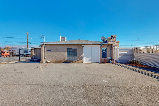 Building Photo - 5717 Edith Blvd NE