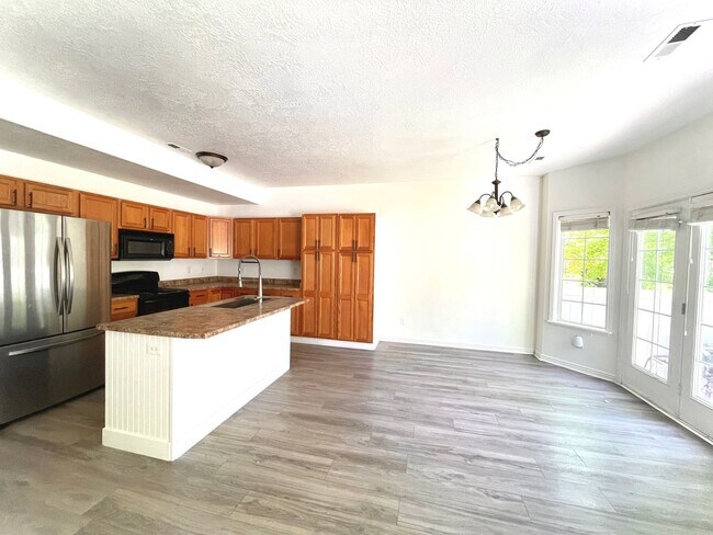Building Photo - 4 bed 3 bath Townhome