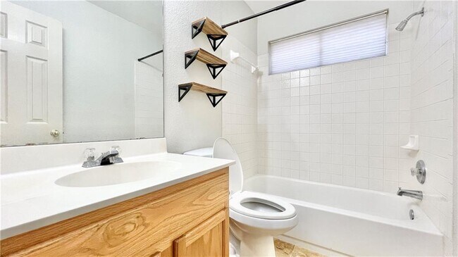 Foto del edificio - 3553 Rock Shelf Ln