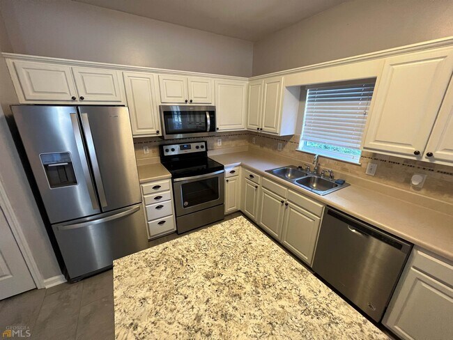 Building Photo - 523 Rosewood Ln
