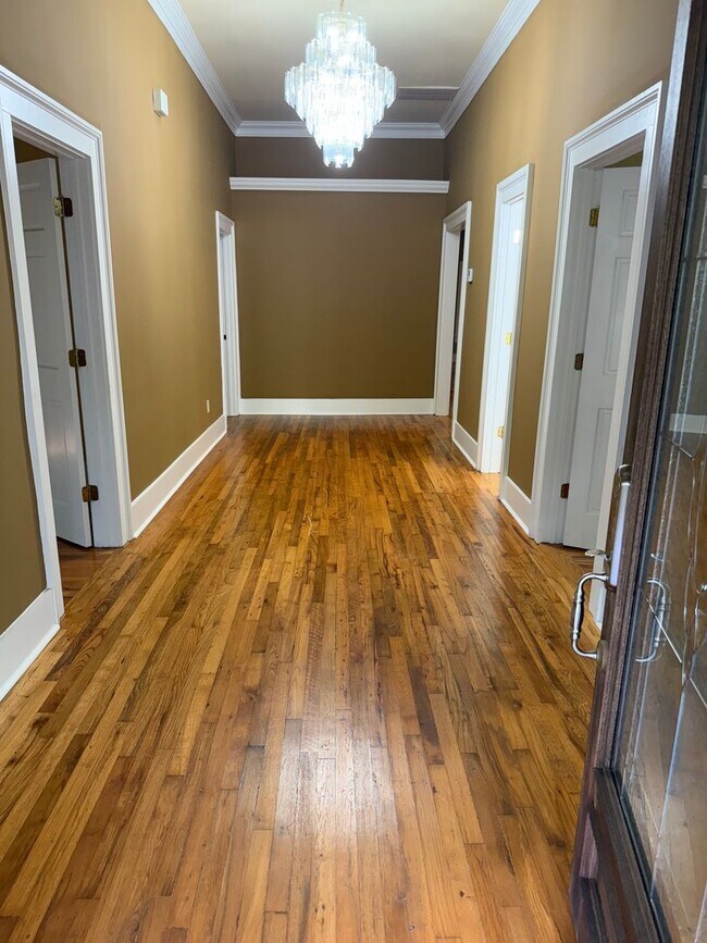 Building Photo - Beautiful Remodeled Home in Normaltown Athens!!