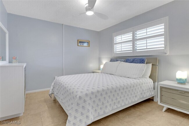 Foto del edificio - 788 Park Shore Dr