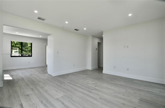 Foto del edificio - 3018 SW 25th Terrace