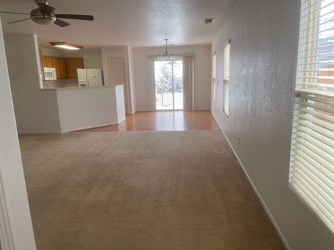 Foto del edificio - RENT REDUCED  3 bedroom home with  excelle...