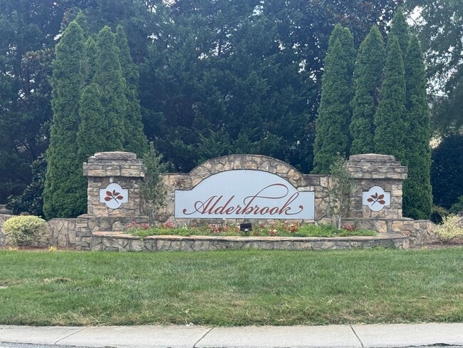 Building Photo - Stunning 5 Bedroom 4 Bath Home with 3 Car ...