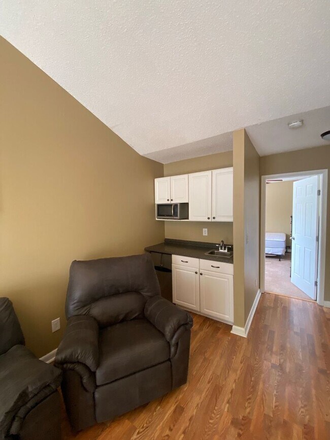 Building Photo - 1324 Bradley Dr