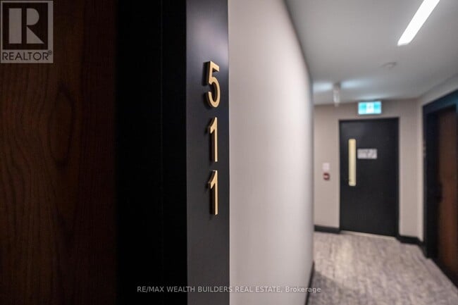 Building Photo - 2118 Bloor St W