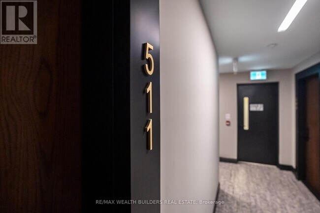 Photo du bâtiment - 2118 Bloor St W