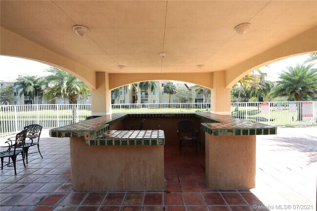 Foto del edificio - 2640 S University Dr