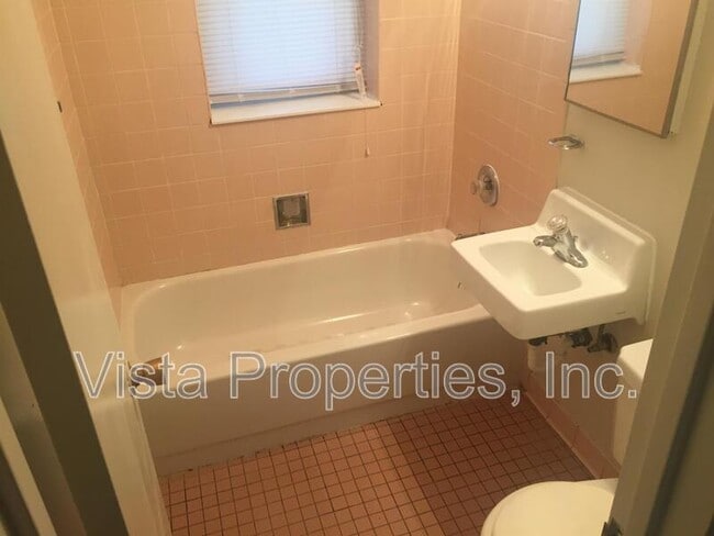 Building Photo - 1840 La Salle Pl