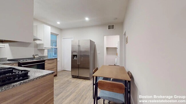 Foto del edificio - Beautiful 3 Bed Coming Available