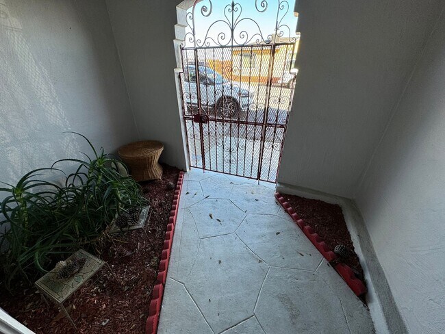 Building Photo - SPACIOUS 3 BEDROOM w/ Bonus Room!! Views, ...