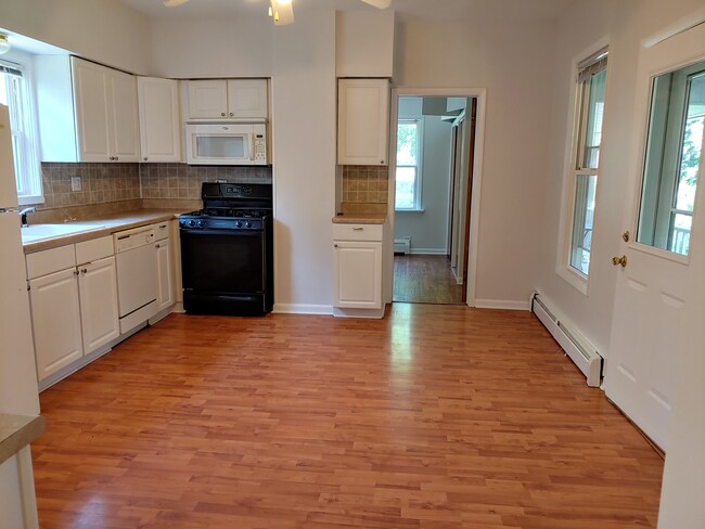 Building Photo - 1422 Oakwood Ave