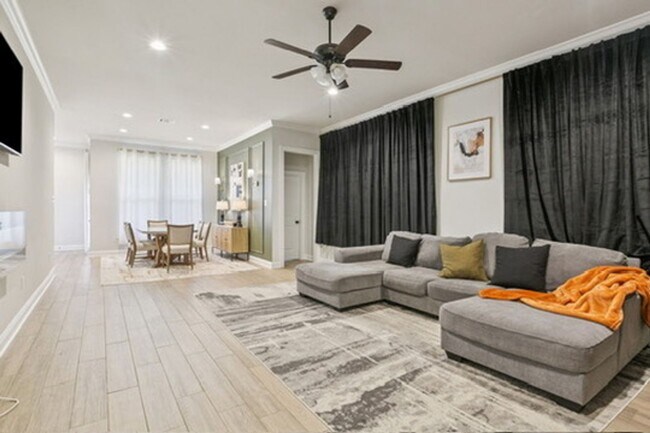 Foto del edificio - Bright & Spacious 4BR Home in Lake Haven - Move In Special! $300 Off Rent
