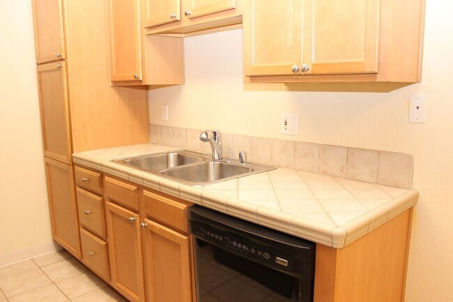Building Photo - Beautiful 2B/2BA Condo with Two Reserved P...