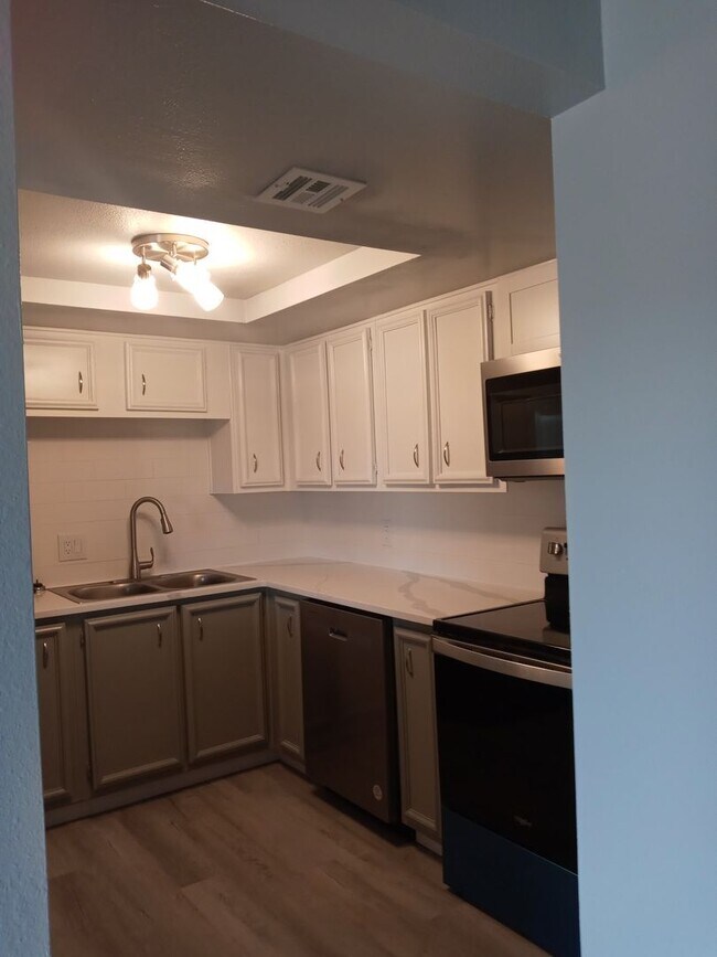 Building Photo - Upgraded Condo