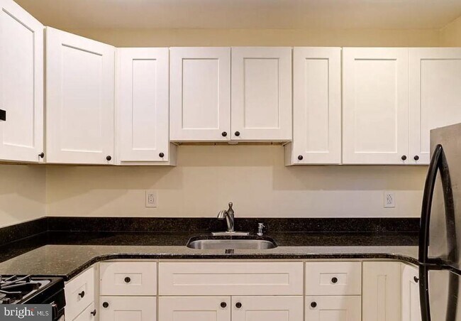 Foto del edificio - 2663 Belgrade St