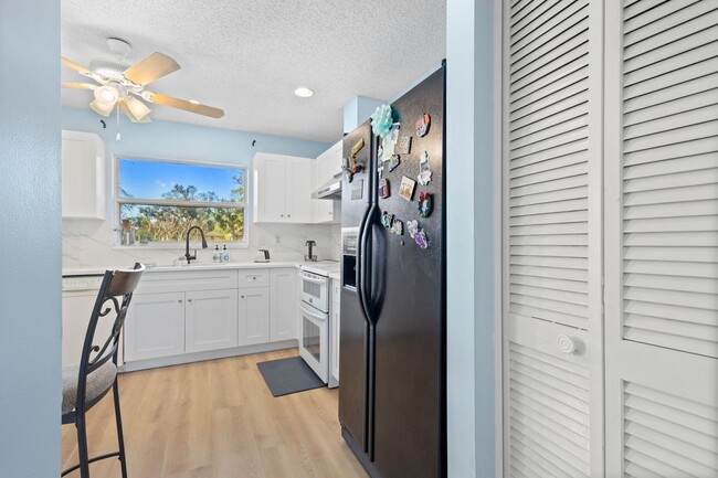 Building Photo - beautiful Sarasota 3 bedroom 2 bathroom ho...