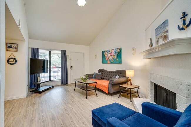 Foto del edificio - 6648 E Lovers Ln