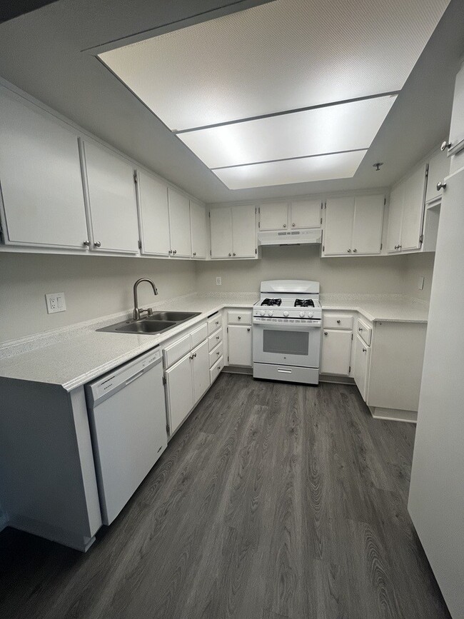 Kitchen - Arlington Court Apartments