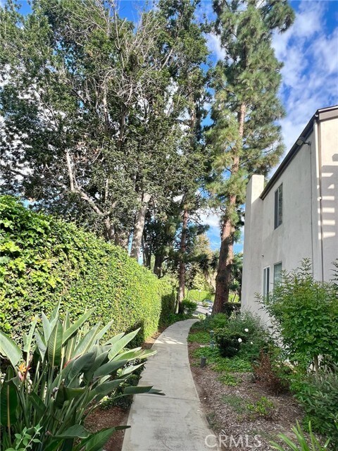 Foto del edificio - 1350 Cabrillo Park Dr