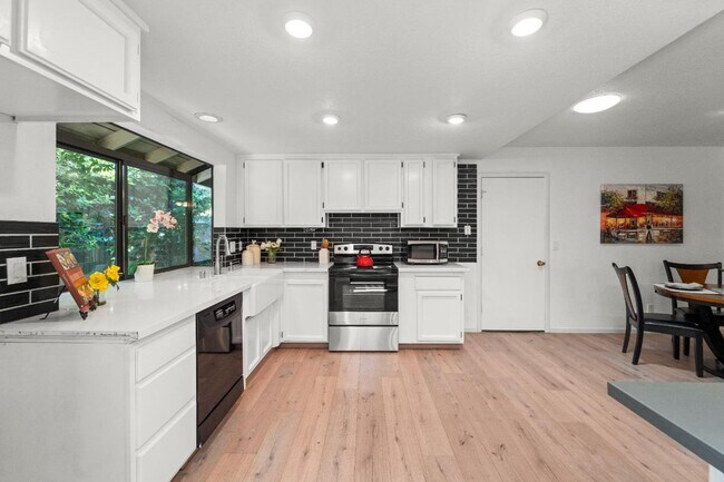 Foto del edificio - 4 Bedroom Home in Sierra Oaks
