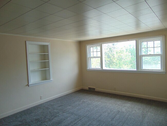 Building Photo - 433 S Van Buren St