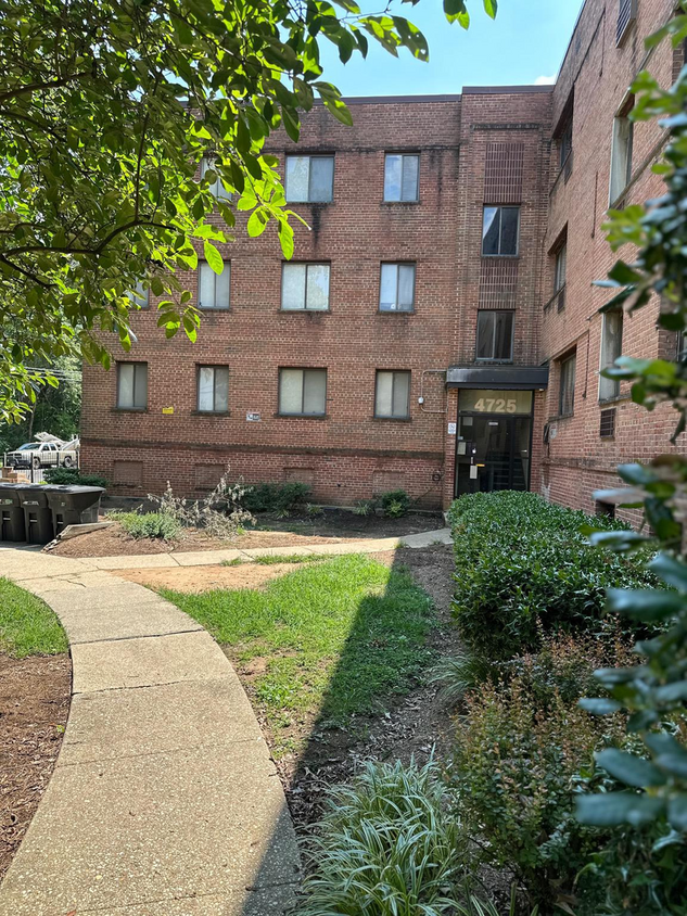 Foto principal - 2 Bed 1 Bath SW DC