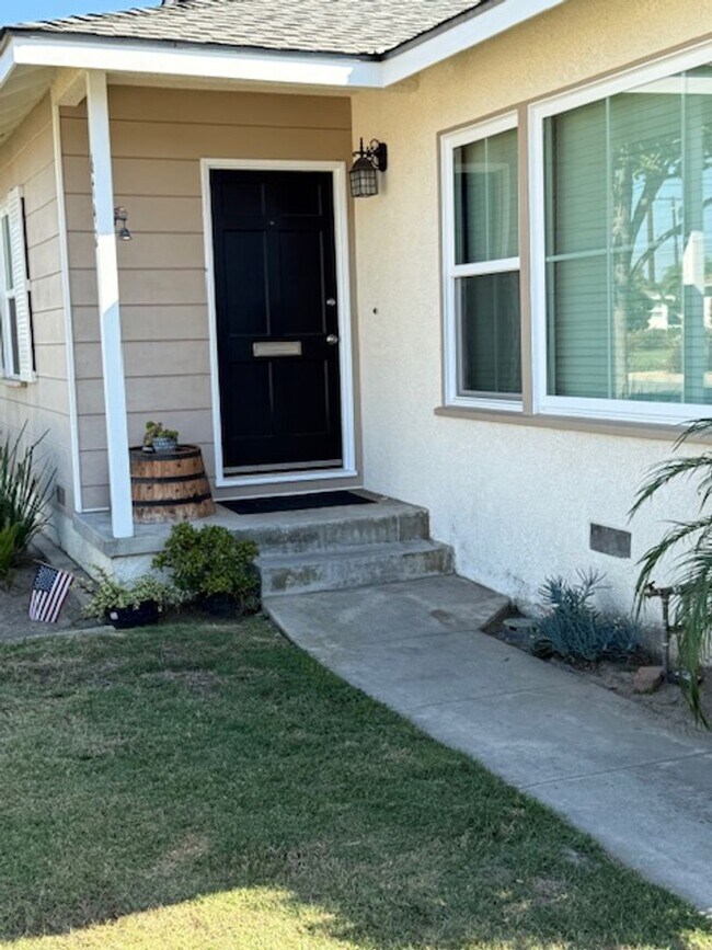 Building Photo - WONDERFUL LAKEWOOD HOME-NEW ON MARKET!!