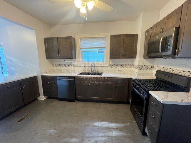 Foto del edificio - Unbelievable 4bd/2ba Home right next to NC...