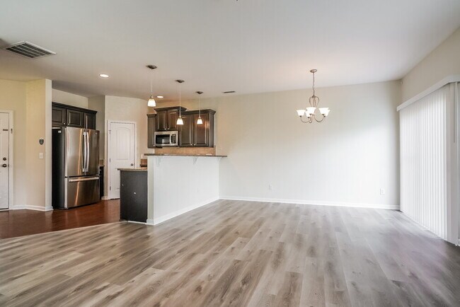 Building Photo - 645 Smith Ridge Way