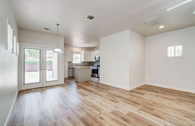 Building Photo - 624 E 39th St