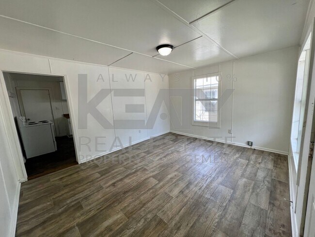 Building Photo - 3 Bedroom, 1 Bathroom Home!