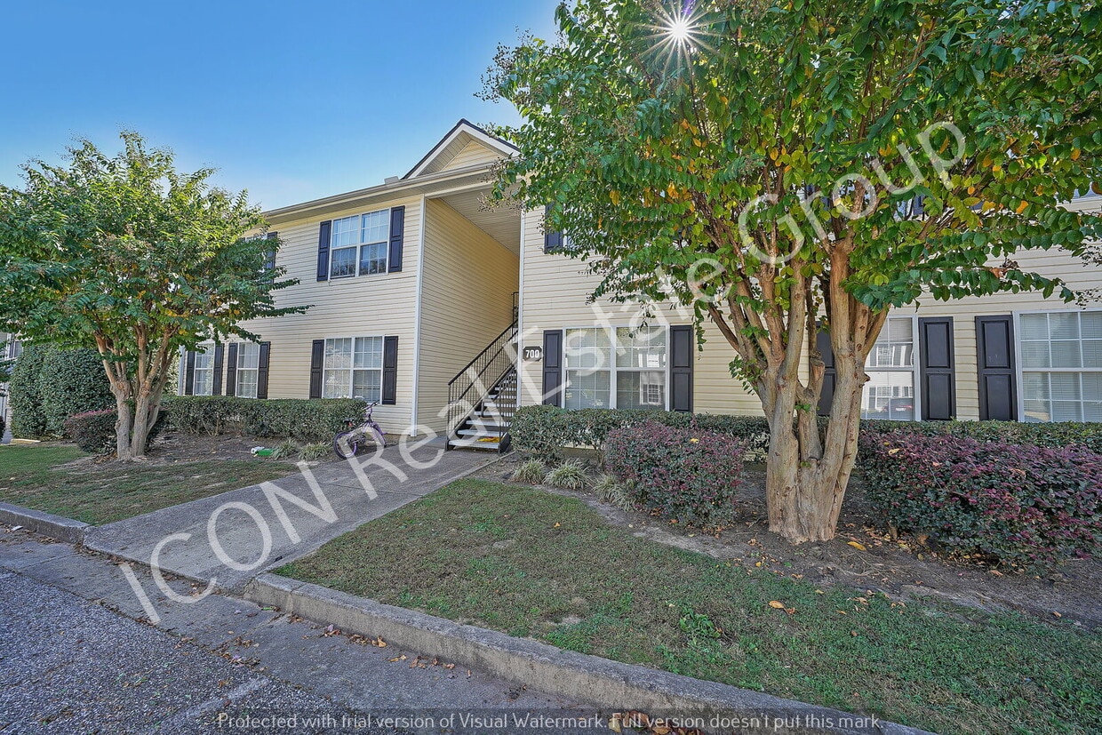 Primary Photo - 3/2 Ground Floor apartment with new flooring and freshly painted!!