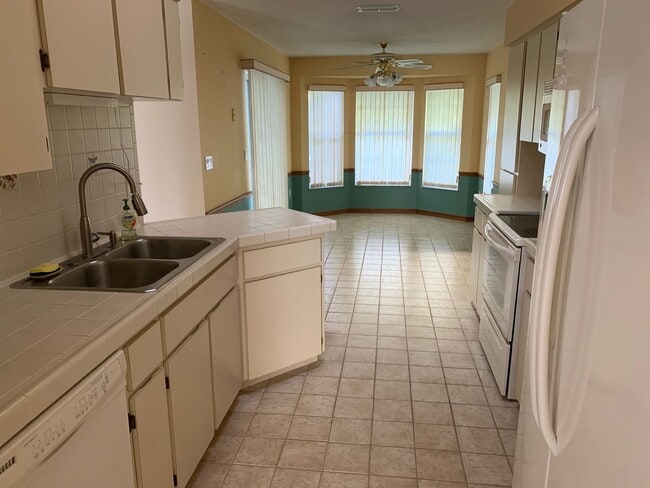 Building Photo - Beautiful Spring Hill pool home