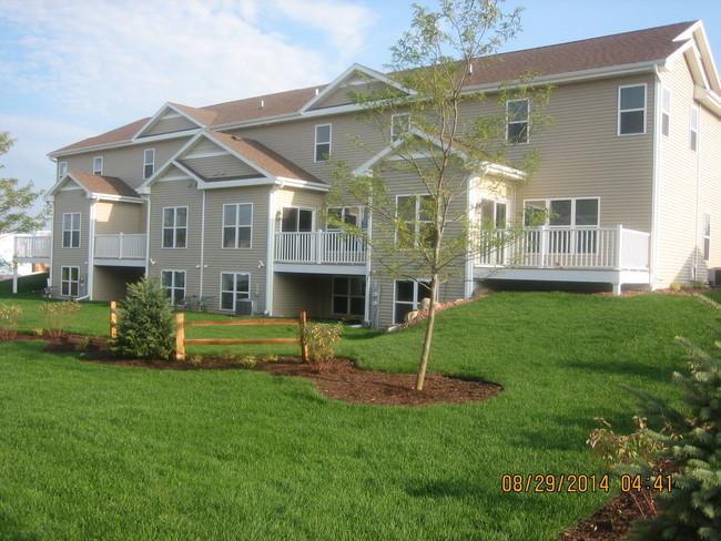 Building Photo - Lakeside Townhomes