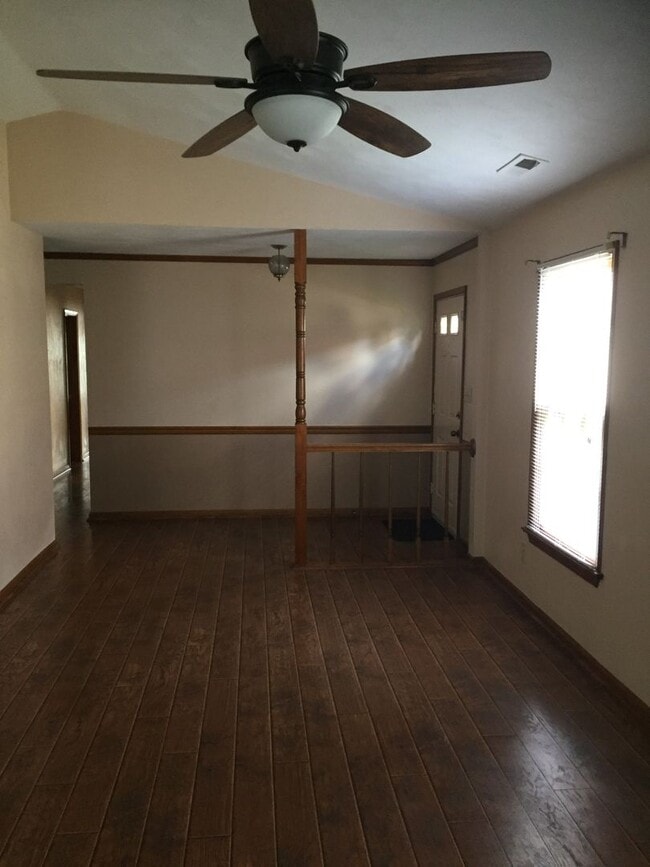 Building Photo - Cozy Townhouse