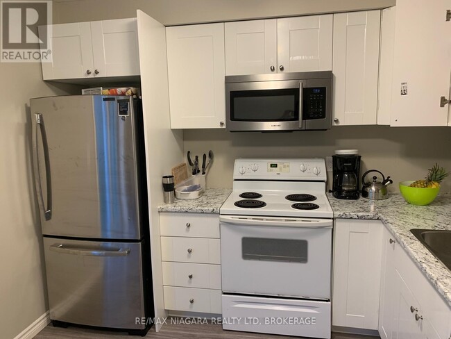 Building Photo - 310 Oakdale Ave