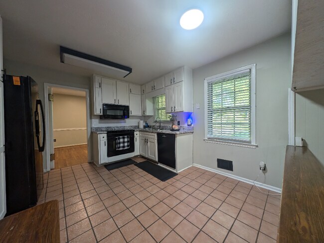 Building Photo - 2322 Chevy Chase Ln
