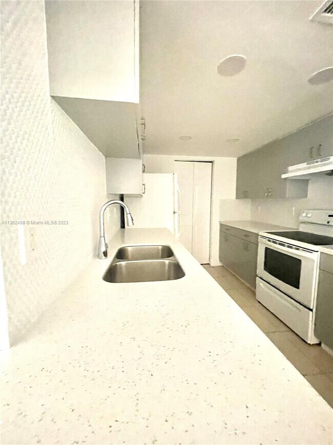 Building Photo - 1500 Crestwood Ct S