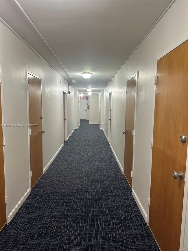 Foto del edificio - 8400 Byron Ave