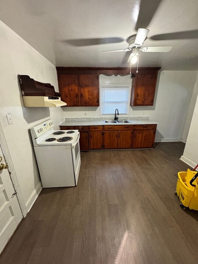 Foto del edificio - 4 bed 2 bath house in Petersburg