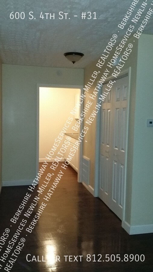 Building Photo - 1 Bedroom Court Yard Level Apartment