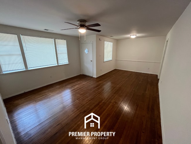 Foto del edificio - Spacious 3BR/2BA Home with Den & Living Room | Brick Fireplace & Large Yard